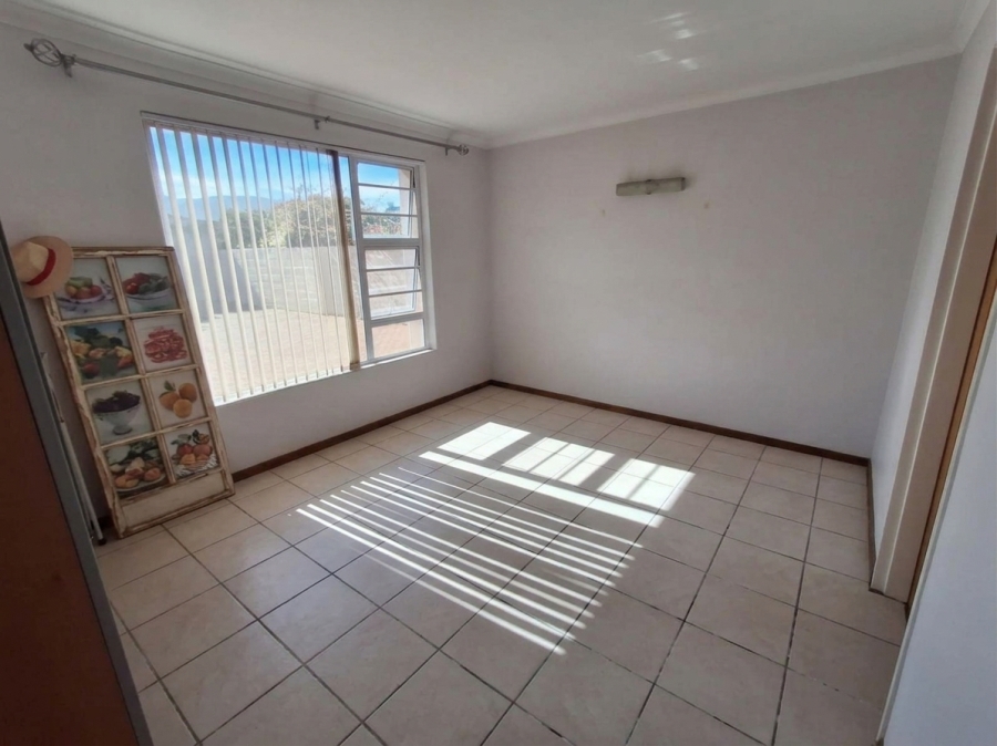 5 Bedroom Property for Sale in Sandbaai Western Cape